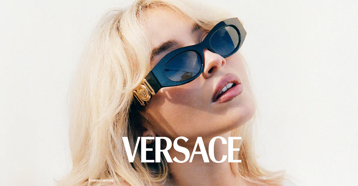 דוגמנית עם משקפי שמש ורסצ'ה