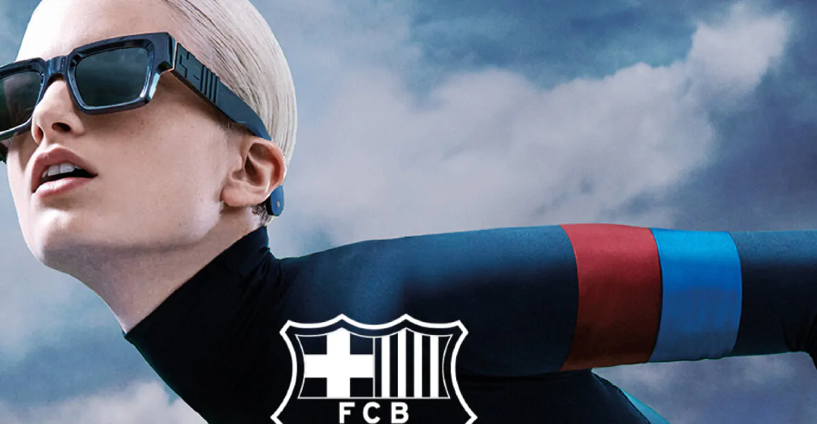 דוגמנית עם משקפי ראייה אתניה ברצלונה