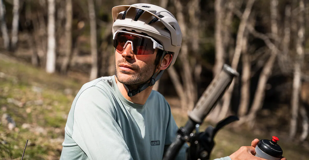 רוכב אופניים עם משקפי שמש בולה