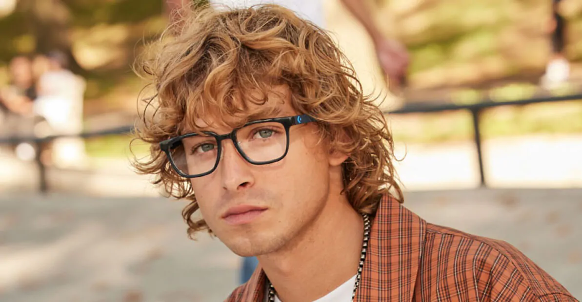 דוגמנית עם משקפי ראייה קונברס