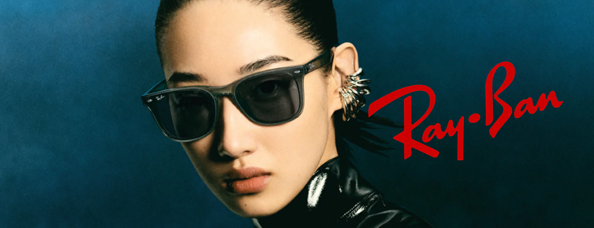 דוגמנית עם משקפי שמש רייבאן