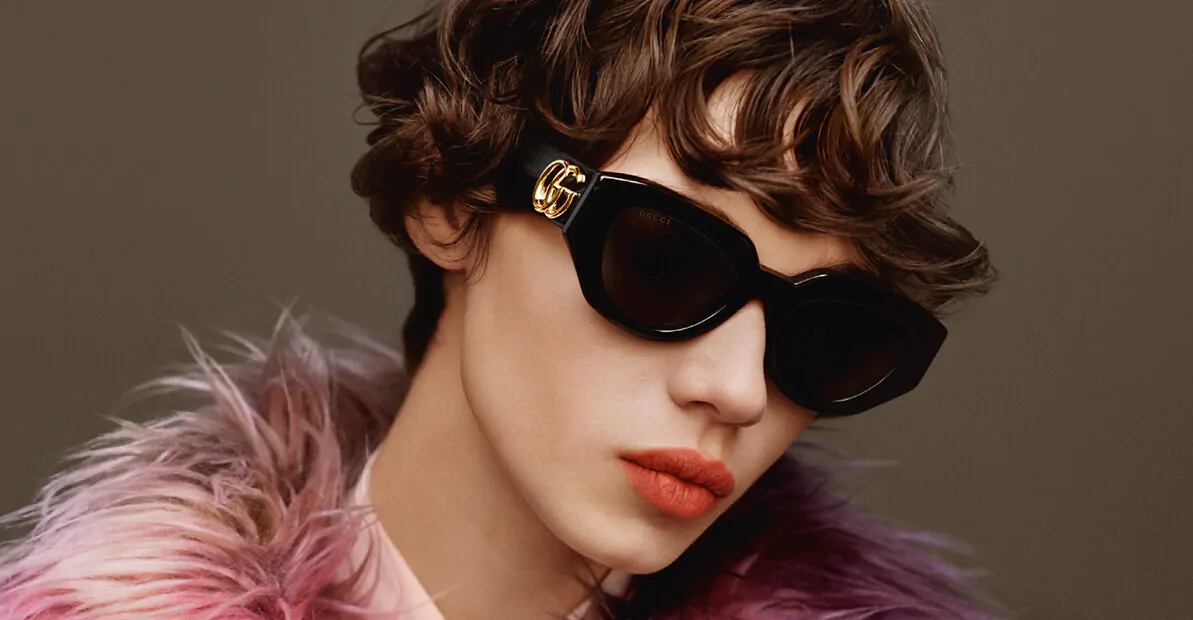 דוגמנית עם משקפי שמש גוצ'י