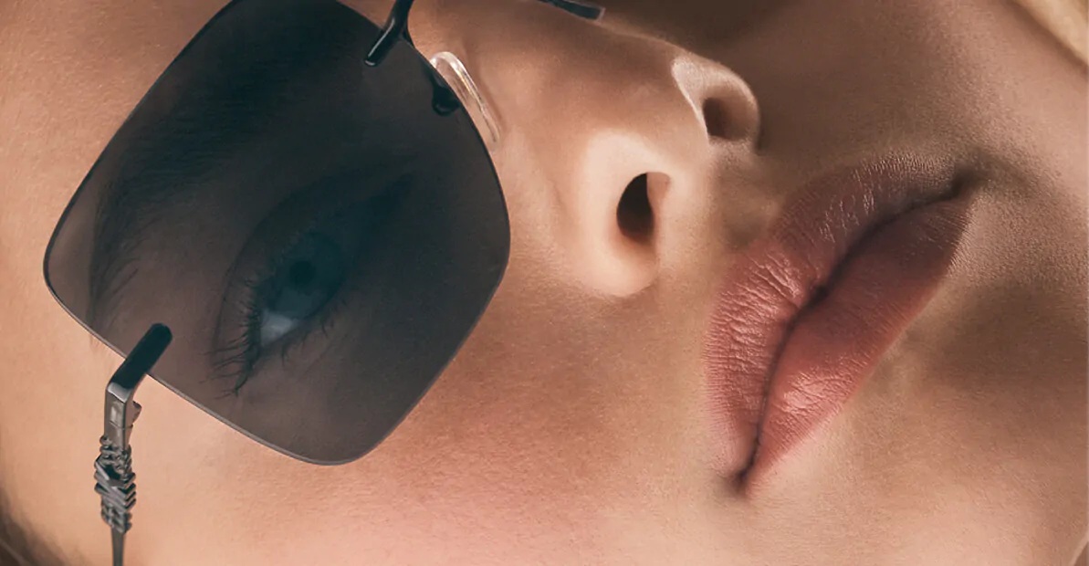 דוגמנית עם משקפי שמש מייקל קורס