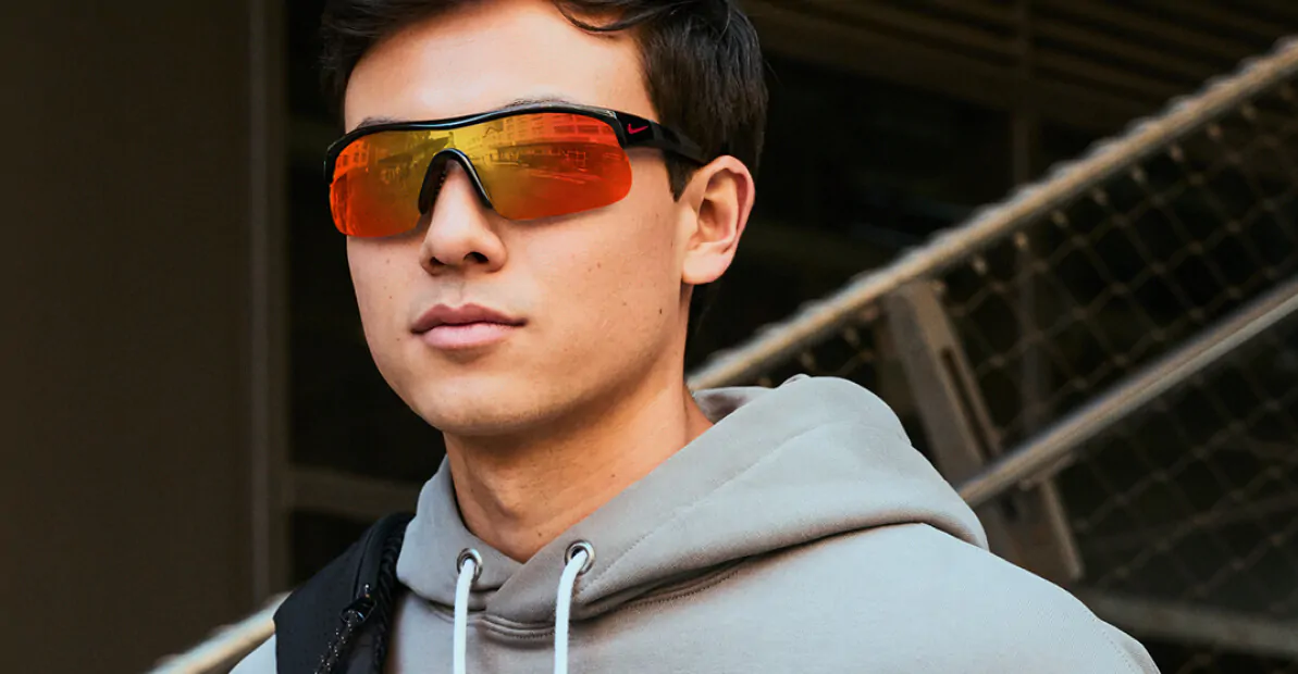 דוגמן עם משקפי שמש נייקי