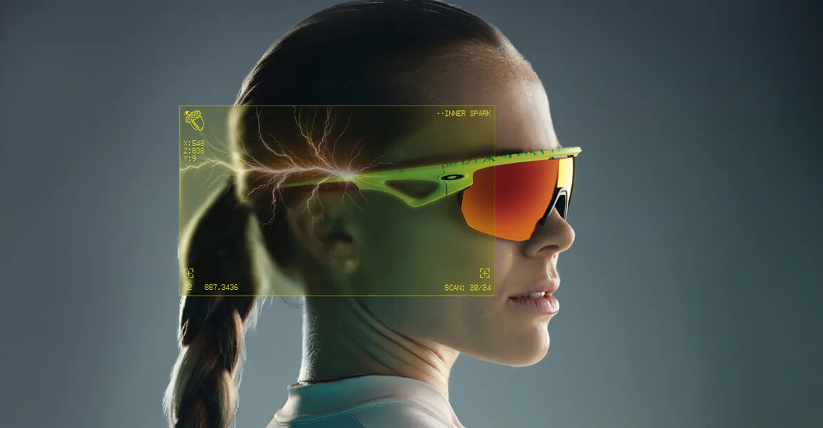 דוגמנית עם משקפי שמש אוקלי