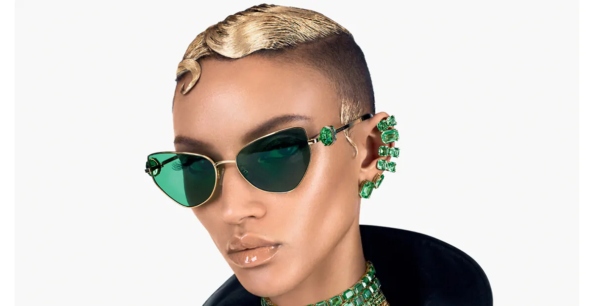 דוגמנית עם משקפי שמש סברובסקי 