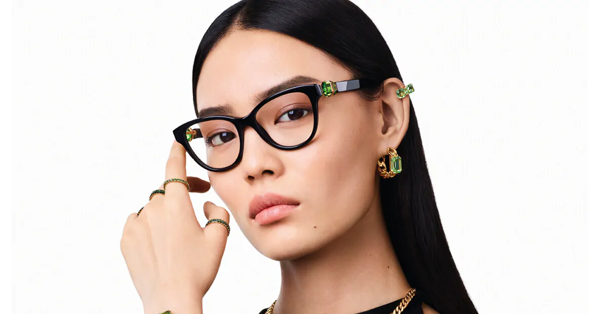 דוגמנית עם משקפי ראייה סברובסקי