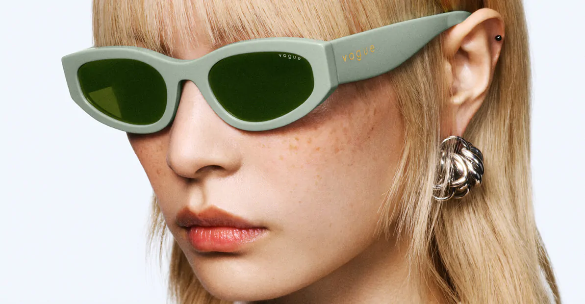 דוגמנית עם משקפי שמש ווג