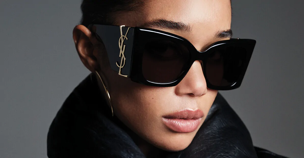 דוגמנית עם משקפי שמש איב סן לורן